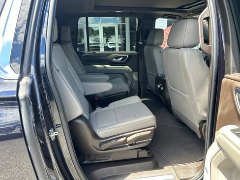 Used 2022 GMC Yukon XL SLT w/ SLT Premium Package AWD/4WD image 13