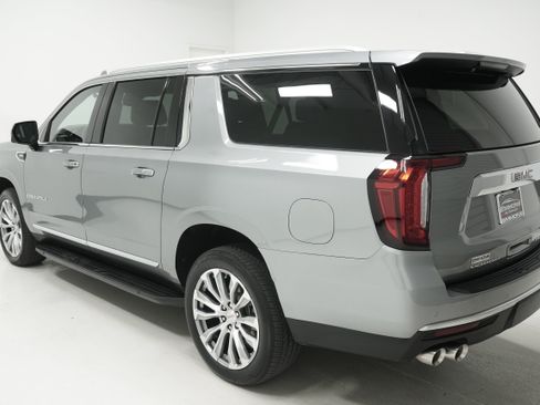 Used 2023 GMC Yukon XL Denali AWD/4WD image 5