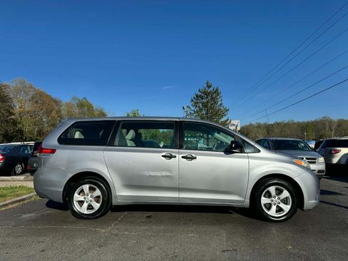 Used 2011 Toyota Sienna image 4