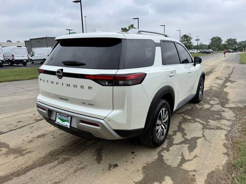 Used 2023 Nissan Pathfinder SL AWD/4WD image 4