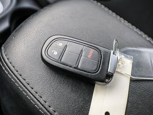 Used 2019 Jeep Cherokee Latitude Plus AWD/4WD image 32