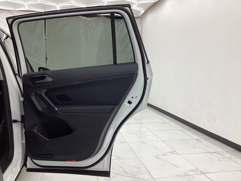 Used 2018 Volkswagen Tiguan SE AWD/4WD image 25