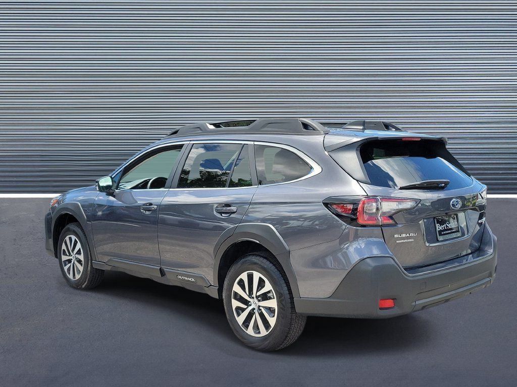 Used 2025 Subaru Outback Premium AWD/4WD image 4