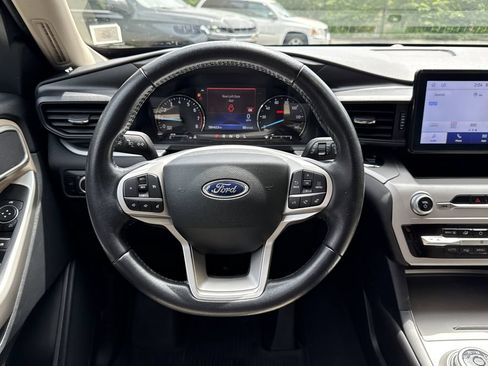 Used 2023 Ford Explorer XLT AWD/4WD image 15