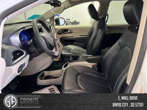 Used 2024 Chrysler Pacifica Limited FWD image 10