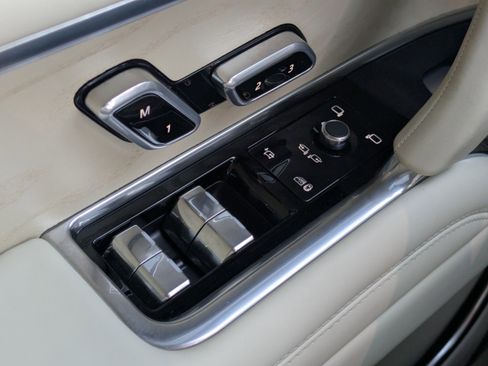 Used 2025 Land Rover Range Rover SV image 30