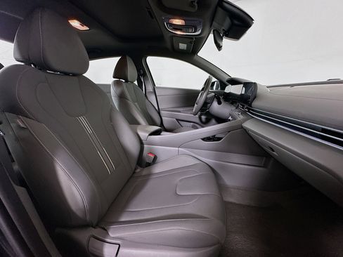 Used 2025 Hyundai Elantra SEL FWD image 31