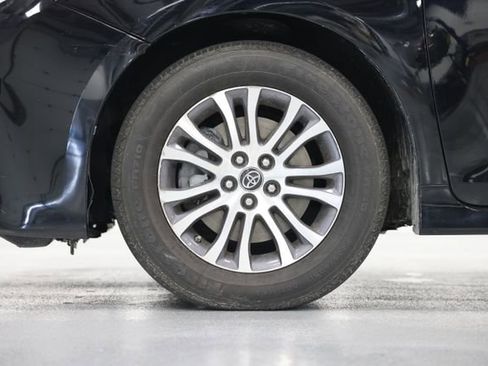 Used 2020 Toyota Sienna XLE w/ XLE Navigation Package FWD image 7