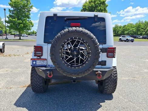 Used 2018 Jeep Wrangler Unlimited Sahara w/ Connectivity Group AWD/4WD image 10