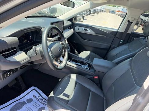 Used 2025 Ford Explorer Active w/ Active Comfort Package AWD/4WD image 9