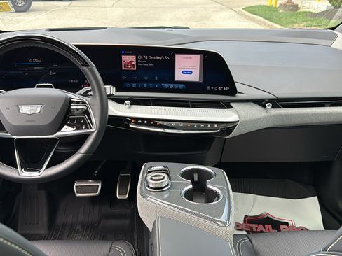 Used 2025 Cadillac Optiq Sport 2 w/ LPO, Floor Liner Package AWD/4WD image 9