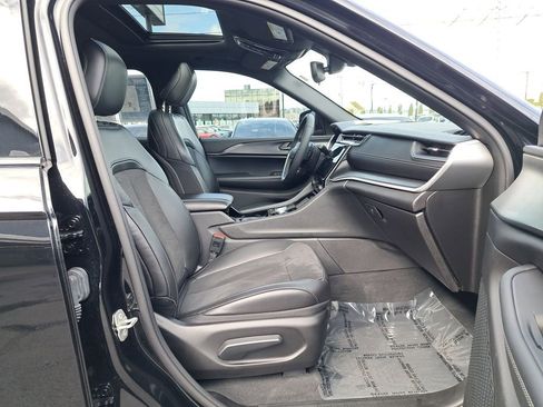 Used 2023 Jeep Grand Cherokee Altitude image 17