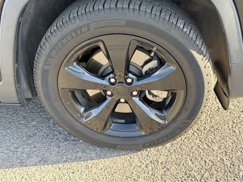 Used 2020 Jeep Cherokee Latitude Plus FWD image 4