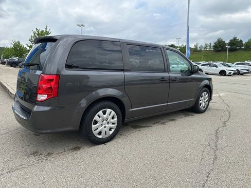 Used 2019 Dodge Grand Caravan SE FWD image 3