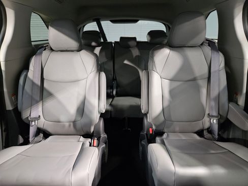 Used 2022 Toyota Sienna XLE image 13