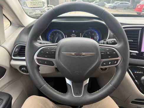 Used 2023 Chrysler Pacifica Touring-L FWD image 14