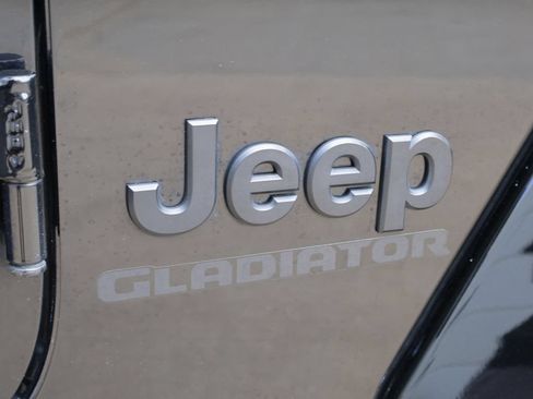 Used 2022 Jeep Gladiator Sport AWD/4WD image 8