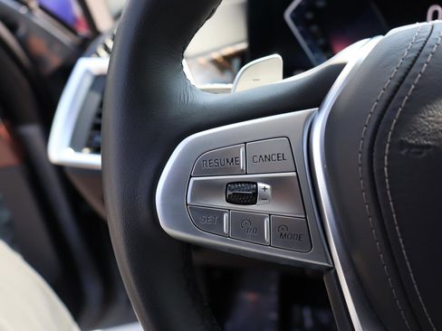 Used 2025 BMW X7 xDrive40i w/ Premium Package image 23