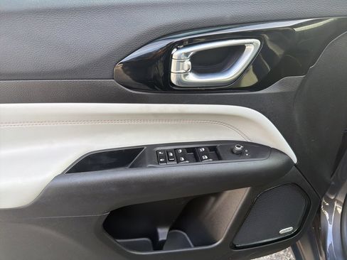 Certified 2024 Jeep Compass Limited w/ Sun and Sound Group image 3