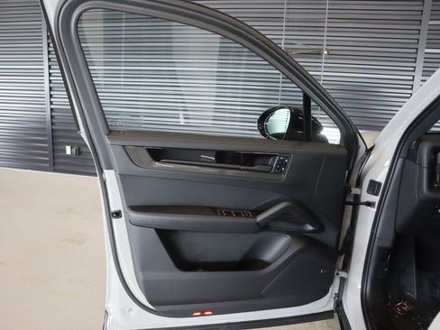 Certified 2025 Porsche Cayenne GTS AWD/4WD image 24