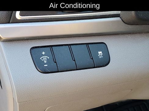 Used 2017 Hyundai Elantra SE image 8