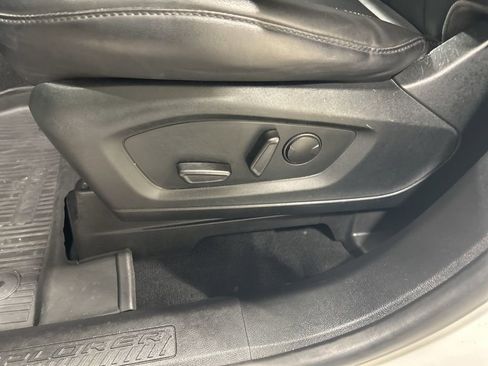 Used 2022 Ford Explorer XLT w/ Equipment Group 202A image 11