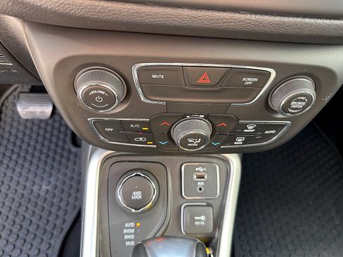 Used 2020 Jeep Compass Latitude w/ Cold Weather Group AWD/4WD image 19