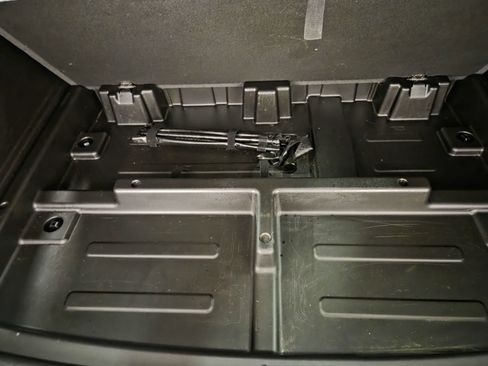 Used 2023 Chevrolet Suburban Premier RWD image 39