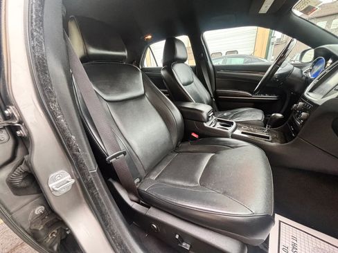 Used 2014 Chrysler 300 C RWD image 3