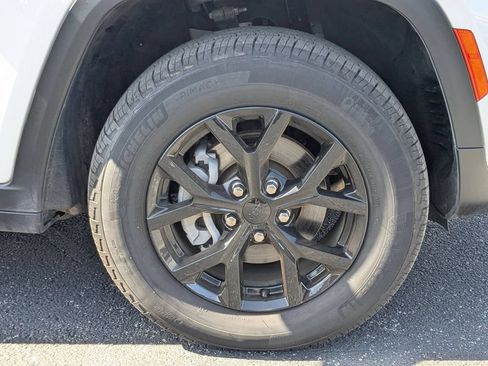 Used 2025 Jeep Grand Cherokee Altitude AWD/4WD image 28