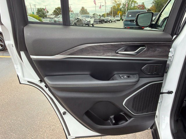 Used 2024 Jeep Grand Cherokee Limited w/ Black Appearance Package AWD/4WD image 18