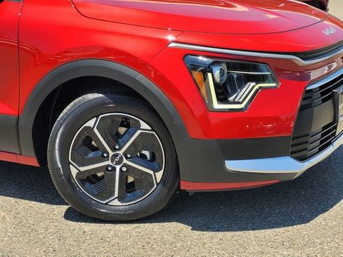 Used 2025 Kia Niro EX FWD image 6