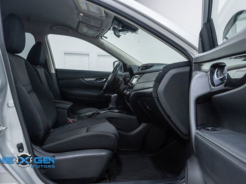 Used 2020 Nissan Rogue SV image 38