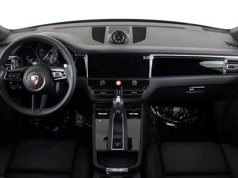 Certified 2025 Porsche Macan image 11