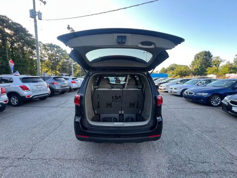 Used 2019 Kia Sedona LX image 17