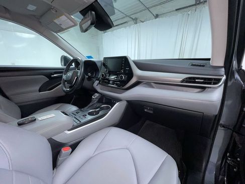 Used 2021 Toyota Highlander XLE image 12