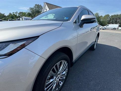 Used 2023 Toyota Venza XLE AWD/4WD image 10