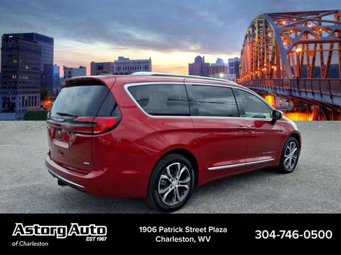 Used 2026 Chrysler Pacifica Pinnacle w/ Trailer Tow Group AWD/4WD image 3