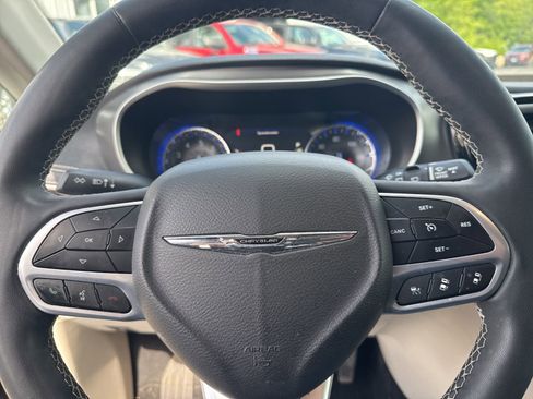 Used 2022 Chrysler Pacifica Touring-L FWD image 14