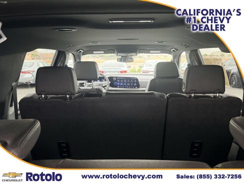 Used 2025 Chevrolet Suburban Z71 AWD/4WD image 13