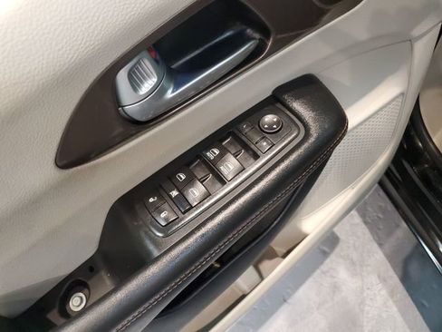 Used 2017 Chrysler Pacifica Touring FWD image 13