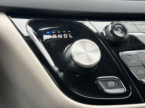 Used 2024 Chrysler Pacifica Touring-L image 18