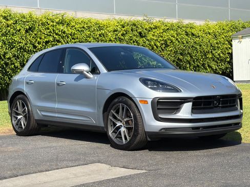 Certified 2025 Porsche Macan AWD/4WD image 10