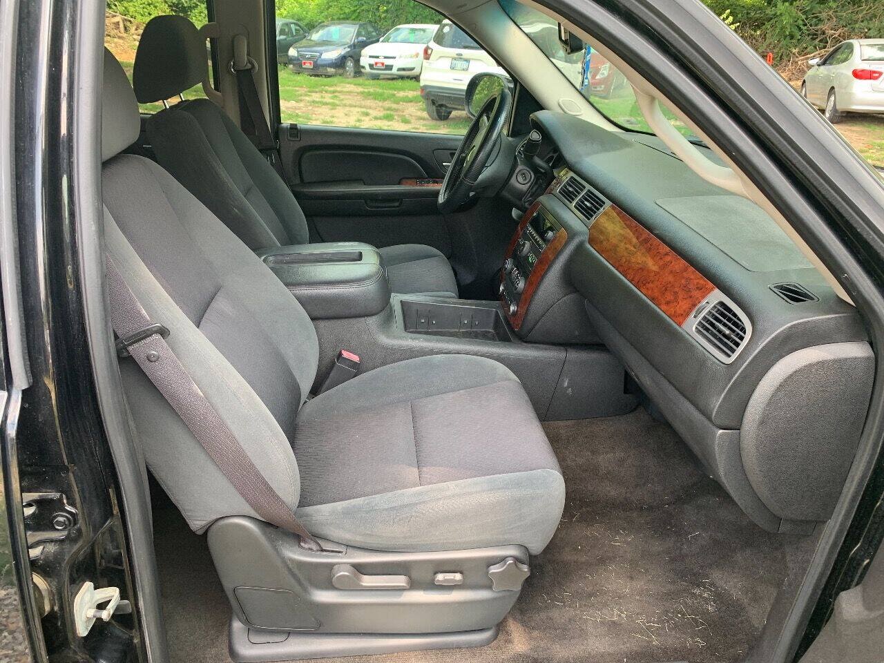 Used 2009 Chevrolet Avalanche LT w/ Convenience Package #1 AWD/4WD image 11
