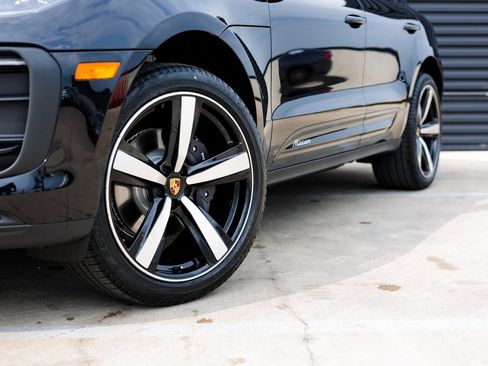Certified 2026 Porsche Macan AWD/4WD image 12