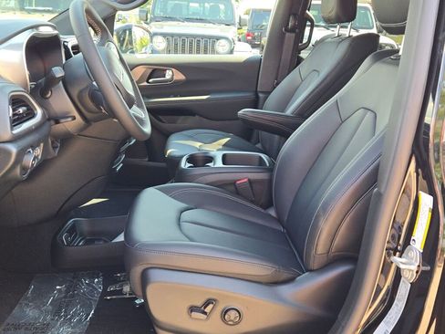New 2026 Chrysler Pacifica Select image 24