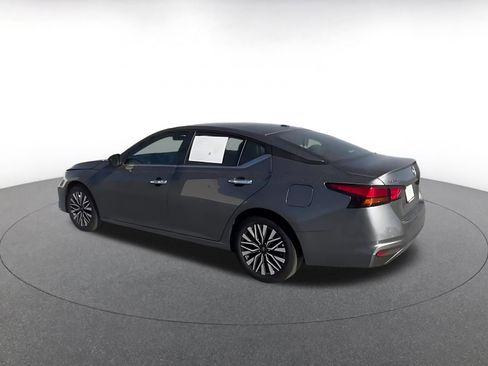 Used 2025 Nissan Altima 2.5 SV FWD image 9