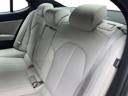 Used 2025 Genesis G70 2.5T image 34