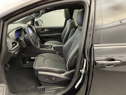 New 2027 Chrysler Pacifica Limited w/ S Appearance Package FWD image 16