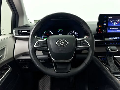 Used 2023 Toyota Sienna XLE w/ Protection Package (TMS) FWD image 4